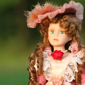 Кукла с дрехи за преобличане - страхотен избор или клише
